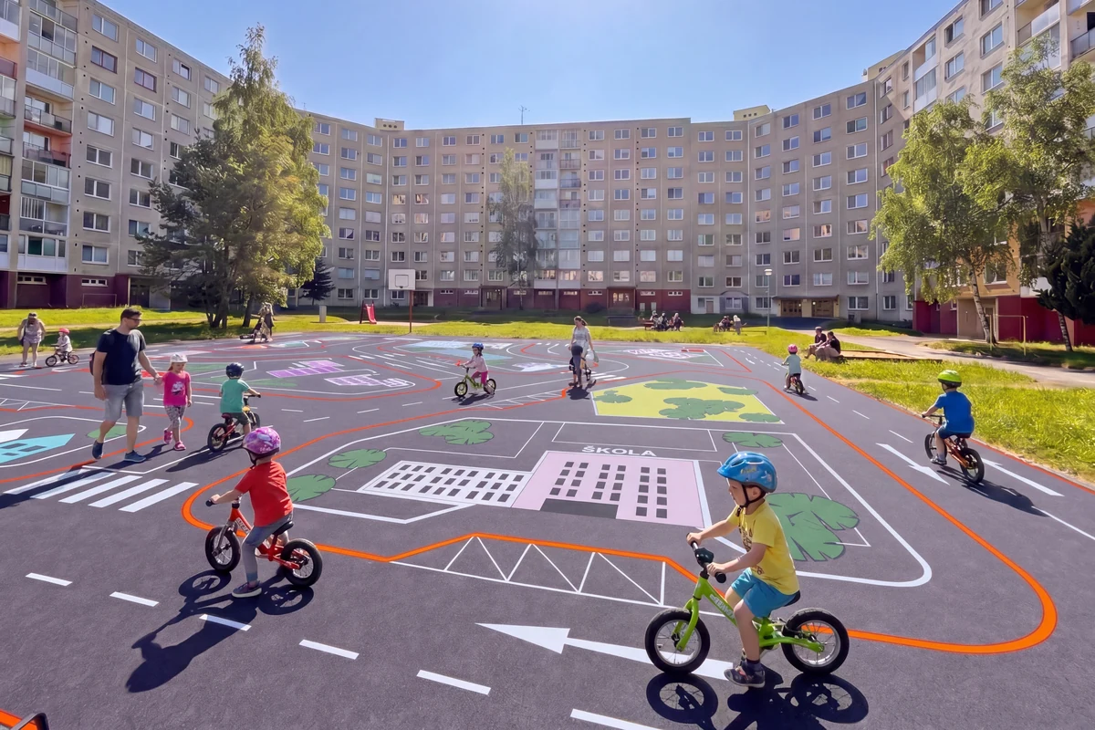 Deti na bicykloch na detskom dopravnom ihrisku Juh III v Poprade